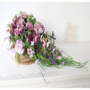 Detailansicht des künstlichen Kaskaden-Brautstraußes mit violetten Blumen im Weidenkorb.