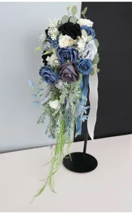 Schöner künstlicher Rosen Kaskaden Brautstrauß für Hochzeitsdekoration und Fotografie.