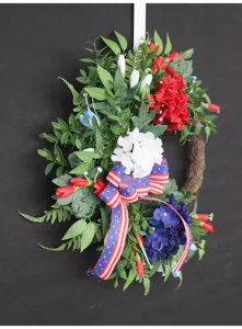 Detail van kunstmatige bloemenkrans voor Onafhankelijkheidsdag, rood, wit, blauw deurdecor.