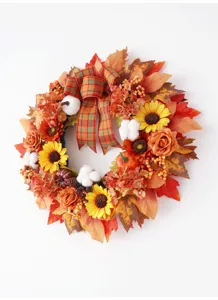 Detailansicht des herbstlichen künstlichen Ahornblatt-Kranzes mit Kürbissen für die Heimdekoration.