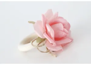 Portaserviti in rosa artificiale con anello in legno e corda, decorazione elegante per la tavola.