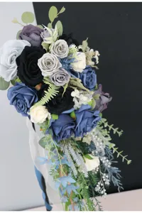 Nahaufnahme Detail künstlicher Rosen Kaskaden Brautstrauß für Hochzeitsfotografie.
