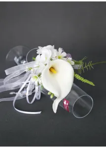 Nahaufnahme Detail von künstlicher Calla Lilie Hochzeit Sektglas Blumendekoration