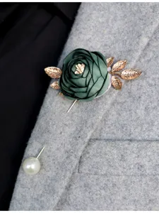 Vintage stoffen roos bloem broche met gouden bladeren en parel speld detail foto