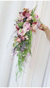 Künstlicher Brautstrauß im Kaskadendesign, purpur und rosa Seidenrosen mit hängenden Reben.