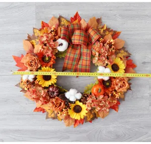 Herbst Erntedank Kürbis Kranz mit künstlichen Ahornblättern und Sonnenblumen für die Heimdekoration.