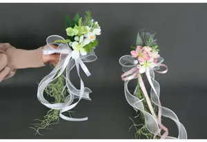 Künstliche Blumen für Sektgläser zur Hochzeit mit weißem Netzband für Party-Dekoration.