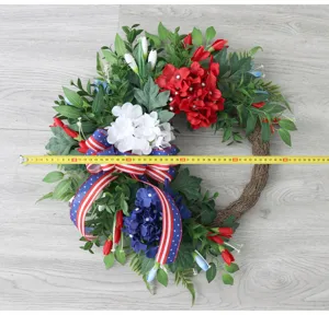 Patriottische kunstmatige krans met rode, witte en blauwe hortensia's voor feestelijke decoratie.