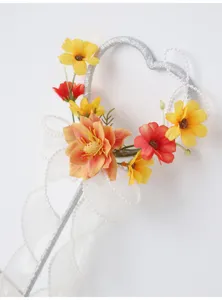 Glitzernder Feenstab mit Kunstblumen, Herzgriff und weißen Bändern für Kinderparty.