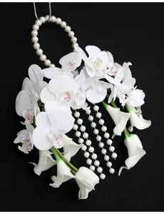 Detalle exquisito de perlas artificiales y lirios blancos, perfecto para bodas.