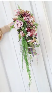 Künstlicher Kaskaden Brautstrauß mit rosa lila Rosen und grünem Fall für Hochzeitsfotorequisiten.