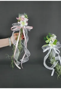 Detailansicht von Hochzeits-Sektglas dekorativen künstlichen Blumen mit Bändern und Ranken.