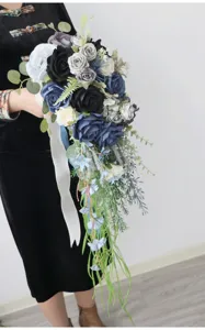 Nahaufnahme des kaskadenförmigen künstlichen Brautstraußes mit blauen und schwarzen Rosen.