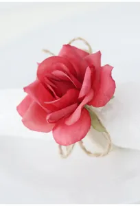 Portatovaglioli con rosa rossa artificiale e corda di canapa, ideale per decorare la tavola.