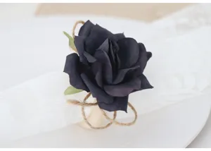 Raffinato portatovaglioli con rosa nera artificiale e corda di juta per decorare la tavola.