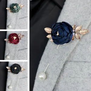 Retro stoffen rozenbloem broche met gouden bladeren en parelspeld voor herenkostuum.