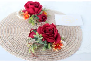 Rote Rosen Hochzeitskorsage und Handgelenkblume Set, detailreiches Blumenarrangement.