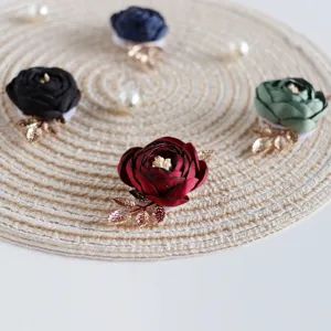 Vintage stoffen roos broche speld met gouden bladeren en parels voor trouwpak