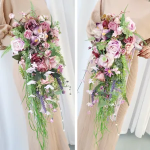 Kaskadierender künstlicher Brautstrauß mit rosa lila Blumen und Grün für die Hochzeit.