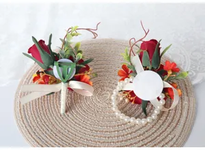 Hochzeit rote Rosen Korsage und Perlen Armblume Set für Braut, Bräutigam und Trauzeugin.