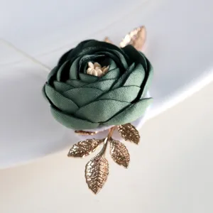 Vintage donkergroene stoffen rozen broche met gouden bladeren, elegante reversspeld.