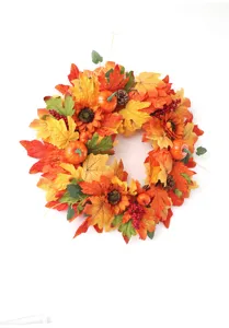 Détail de couronne de citrouille en feuille d'érable artificielle d'automne, idéale pour la déco.