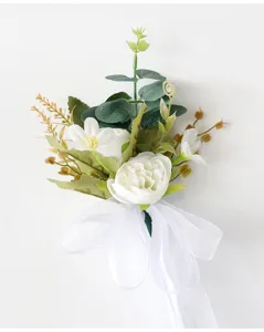 Prachtig kunstmatig trouwauto bloemboeket met witte rozen en lint voor spiegel decor detail.