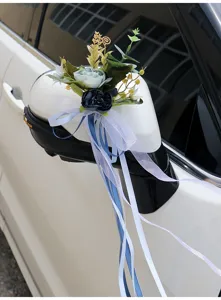 Kunstmatige bloemdecoratie voor autospiegel met elegante blauwe linten voor huwelijk.