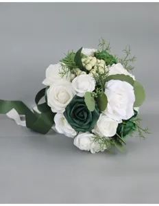 Detailansicht des künstlichen Rosenstraußes in Weiß und Grün mit Beeren und Eukalyptus.