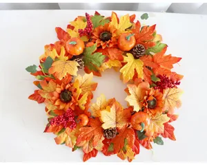 Vue détaillée de la couronne d'automne artificielle de Thanksgiving avec feuilles et citrouilles.