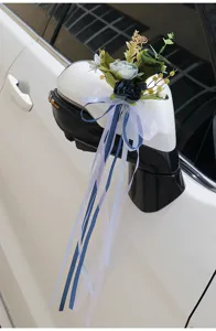 Huwelijksauto achteruitkijkspiegel decoratieve kunstbloem boeket met elegante blauwe linten.
