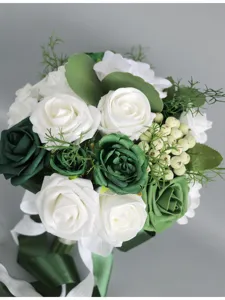 Nahaufnahme eines künstlichen Rosenstrauchs in Weiß und Grün mit Beeren für Hochzeitsdeko.