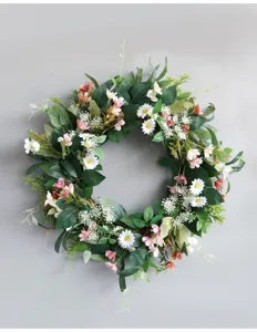 Dettaglio ghirlanda di fiori artificiali, foglie verdi, margherite bianche, decorazione.