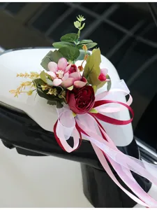 Kunstmatige bloemdecoratie voor trouwauto achteruitkijkspiegel, roze en rode boeket.