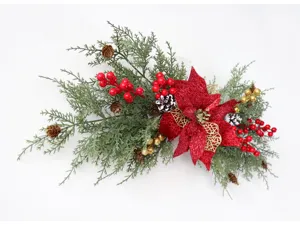 Decoración floral navideña artificial con ramas de pino y bayas rojas para la puerta.