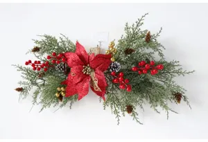 Guirnalda de flores artificiales navideñas con flor de pascua piñas y bayas decoración