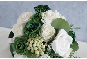 Weißes und grünes künstliches Rosenstrauß-Detail, realistische Hochzeitsblumen für Dekoration.