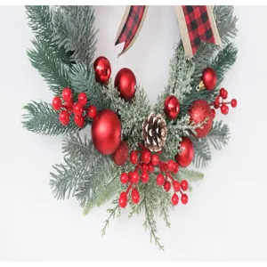 Ghirlanda di Natale artificiale aghi di pino bacche rosse palline pigne fiocco scozzese festa