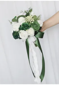 Weiß-grüner künstlicher Rosen-Hochzeitsstrauß mit Schleifen, Detailansicht des Brautstraußes.