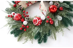 Ghirlanda di Natale decorativa con sfere rosse bianche pigne bacche porta parete casa
