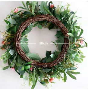 Dettaglio di ghirlanda di fiori artificiali con foglie verdi e decorazione parete 30cm