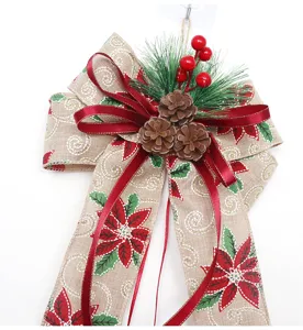 Decorazione con fiocco in iuta di Natale con pigne e bacche rosse per albero festa vacanza