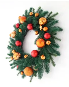 Weihnachtskranz Detail, Tannennadeln mit roten und goldenen Kugeln für Dekoration.