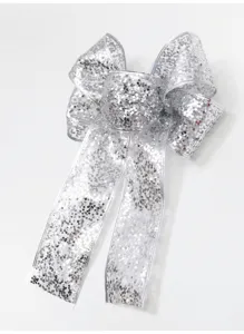 Dettaglio fiocco con glitter argento, ornamento in tessuto lucido per matrimonio e feste.