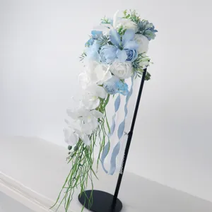 Künstlicher kaskadierender Brautstrauß blau weiß Hochzeitsblumen Tropfen Handblumen
