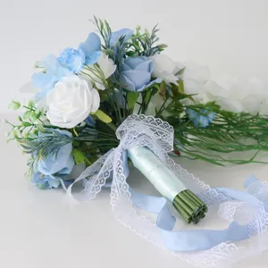 Künstlicher blauer und weißer Brautstrauß kaskadierende Blumenarrangements für Hochzeitsfotografie.