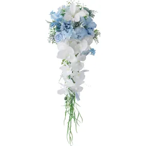 Künstlicher Brautstrauß in Tropfenform, blau-weiße kaskadierende Hochzeitsblumen.