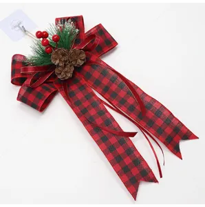 Decorazione con fiocco a nastro scozzese di natalizio con pigne e bacche per albero e scala.