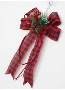 Dettaglio del fiocco scozzese di Natale con pigne e bacche per decorare l'albero