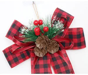 Decorazione appendiabiti con fiocco scozzese di Natale con pigne e bacche per albero